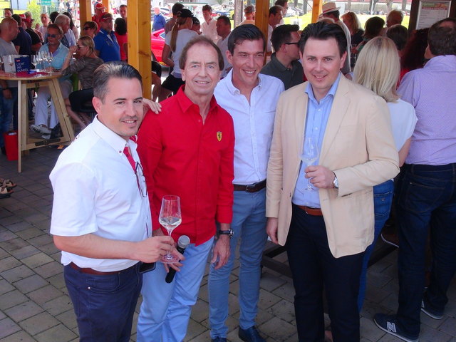 Heribert Kasper und Bgm. Peter Stradner begrüßen im Römerdorf auch Raiffeisenbank Leibnitz Vorstandsdirektor Andreas Draxler (re.), der das Sportwagenopening mit Herz in der Südsteiermark unterstützt.
