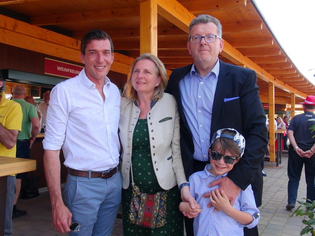 Bgm. Peter Stradner konnte zum Finale des Sportwagenopenings auch BM Karin Kneissl im Römerdorf Wagna begrüßen.
