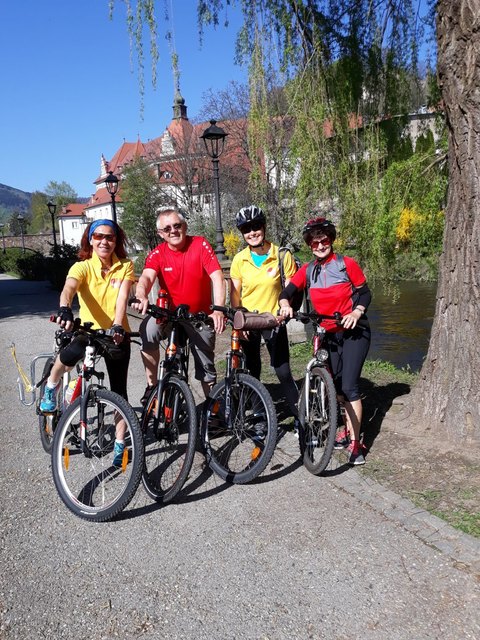 Neue Seniorenanimation "Vita" in Wolfsberg: Gabriele Willeit (li.; in Gelb) und Majda Massner (re.) fahren mit zum Beispiel Senioren Rad | Foto: KK