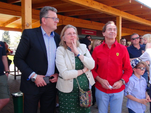 In der Südsteiermark: (v.l.) Wolfgang Meilinger, Außenministerin Karin Kneissl und Heribert Kasper im Römerdorf Wagna.