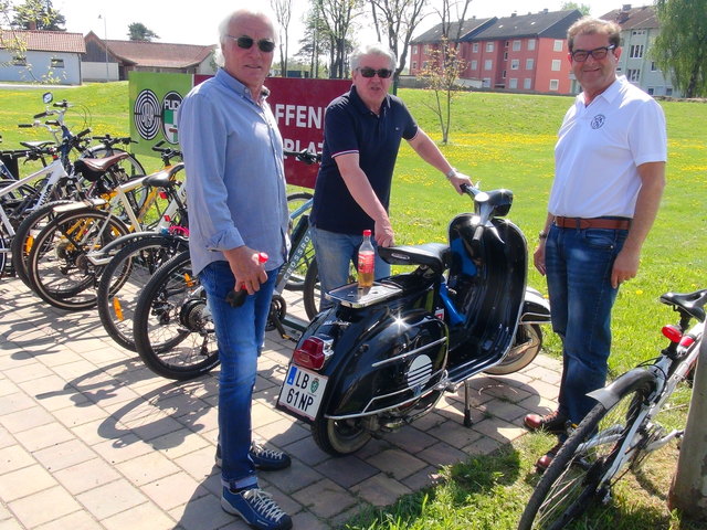 Manch ein Sportwagenfan kam angesichts des Kaiserwetters mit der Vespa zum Sportwagentreff ins Römerstadion nach Wagna.
