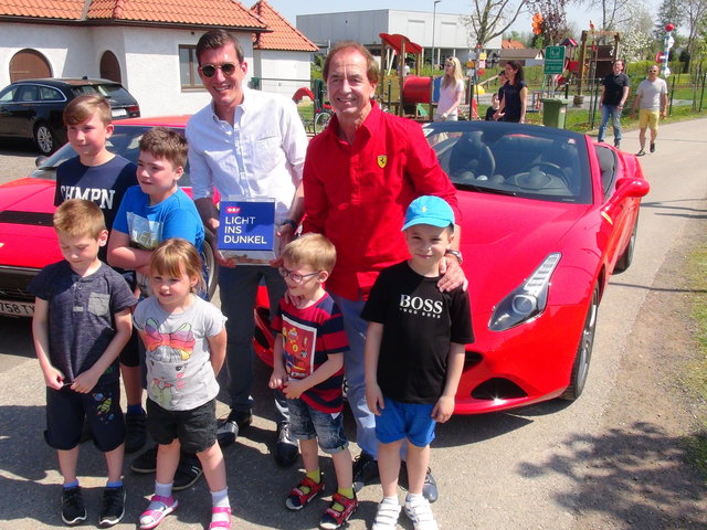 Auch Kinder von der Interdisziplinären Frühförderung & Familienbegleitung im Römerdorf vom Verein Lift durften in den exklusiven Sportwagen einmal mitfahren.