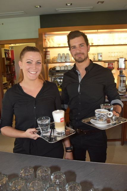 Die Café-Gäste bewirten Szilvia Kovacs und Bertalan Cseri.