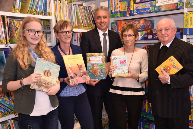 Die Bücherei-Mitarbeiterinnen Jasmin Kerschbaumer, Sabine Burgstaller, Bürgermeister Franz Gassner, Waltraud Kaiserreiner, Karl Wögerer