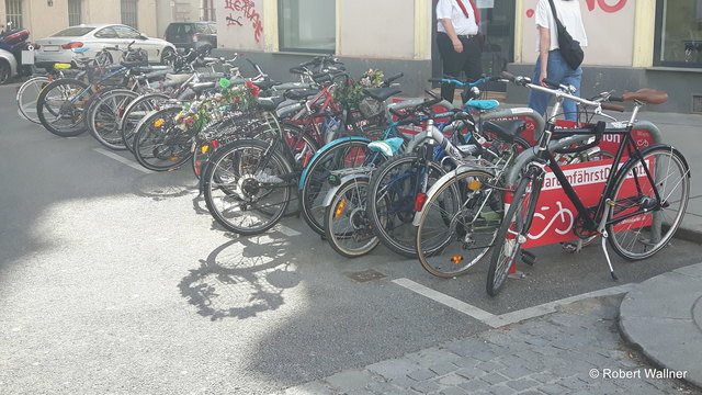 die bestehenden Bügeln für 20 Fahrräder. Total überlastet.