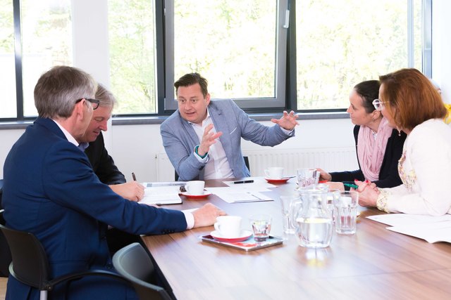 Erfolgsprogramm: WB-Direktor Kurt Egger (M.) erläutert die "Wachstumspartnerschaft". | Foto: Konstantinov