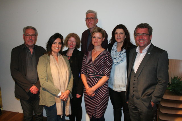 Die Diskutanten über Alkoholsucht (v.l.): bas-GF Manfred Geishofer, Arbeitsmedizinerin Ursula Püringer, Moderatorin Claudia Gigler, Bianca Heppner (Alkoholprävention) und Peter Koch (rechts) und Richard Görgl (hinten) mit Barbara Hochstrasser (2. v. re.).