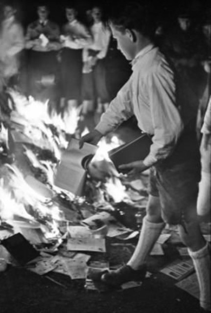 Bevor die Bücher auf dem Scheiterhaufen landeten, wurde ein Feuerspruch gesprochen. | Foto: Salzburg Museum/Stadtarchiv Salzburg/Fotoarchiv Franz Krieger