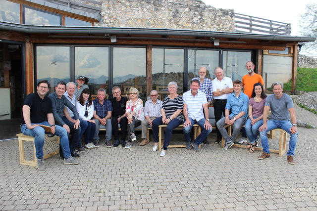 Der Verschönerungsverein und der Gemeindevorstand Griffen bei der Vorstellung der neuen Pächter der Schlossbergschänke.