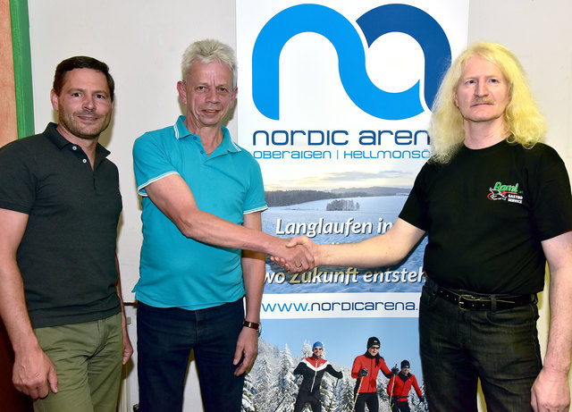 v.l.n.r.: Bürgermeister Jürgen Wiederstein, Obmann SV Hellmonsödt Günther Brunner
und Obmann Nordic Arena Karl Raml | Foto: Herbert Schimbäck