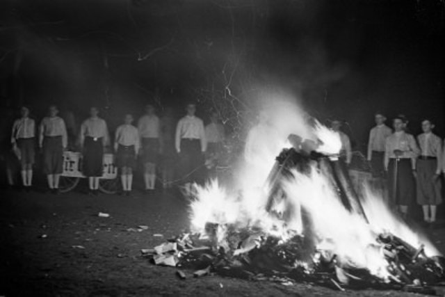 Neben der Hitlerjungend nahmen auch Politiker, Bürger, Frauen und Kinder an der Verbrennung teil | Foto: Salzburg Museum/Stadtarchiv Salzburg/Fotoarchiv Franz Krieger