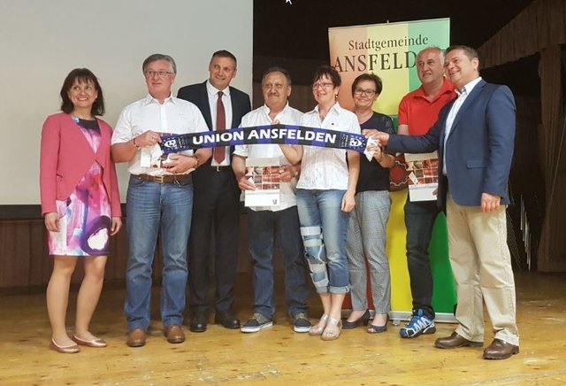 Die Stadtgemeinde Ansfelden hat  am 21.04.18 die erfolgreichen Sportlerinnen und Sportler sowie Mannschaften, die jeweils im Vorjahr herausragende Leistungen erbracht haben, geehrt. Ebenfalls ausgezeichnet wurden auch langjährig tätige Funktionäre in den verschiedenen Ansfeldner Sportvereinen, die durch ihre ehrenamtliche Tätigkeit und Engagement der Sport nicht existieren könnte.  Hier die geehrten Funktionäre der Union-Humer-Ansfelden.