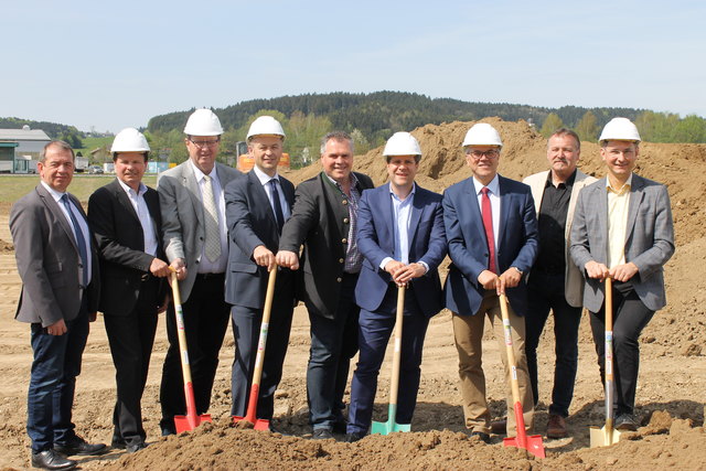 Franz Standl (Vbgm. Lengau), Karl Hager (WIEHAG-Bau), Friedrich Kreil (Bgm. Straßwalchen), Werner Pampiger (Business Upper Austria), Franz Wimmer (Bgm. Lochen), Firmenchef Josef Lugstein, Erich Rippl (Bgm. Lengau) Franz Voggenberger, und Adolf Rieger (Bgm. Neumarkt). | Foto: BRS/Buch