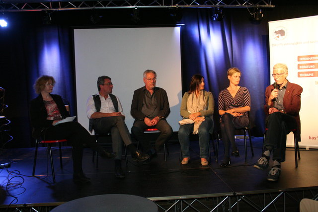 Podiumsdiskussion über Alkoholsucht mit Moderatorin Claudia Gigler, Bgm. Peter Koch, Arbeitsmedizinerin Ursula Püringer, bas-GF Manfred Geishofer, Bianca Heppner (Gesundheitsfond - Aktionsplan Alkoholprävention) und Richard Görgl (trockener Alkoholiker).