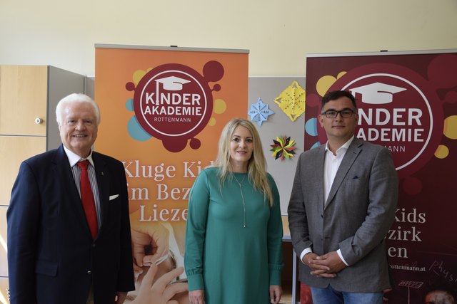 Präsentierten die Kinderakademie: Ernst Hochsteger, Vorsitzender des Fördervereins für Bildungsaktivitäten in Rottenmann, Margot Buchmann, Projektleiterin, und Bürgermeister Alfred Bernhard (v. l.).