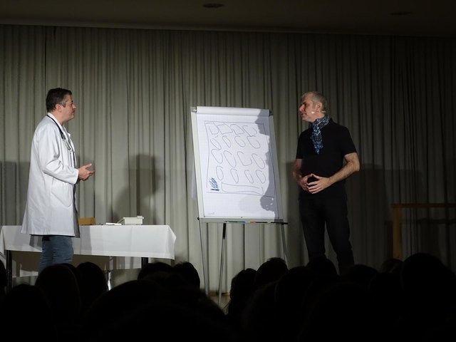 Der Mann in Schwarz ist hier der Einsparungsberater für Spitäler.