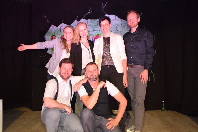 Gelungene Premiere: Iris Nigg, Michael Schmid, Birgit Schneitter, Albert Köhle, Andrea Jörg und Michael Schneitter- Venier (v.l).