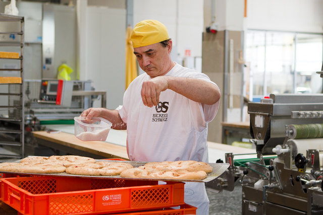 Meisterbäcker Thomas Maurer bereitet Fougasse, ein französisches Brot, vor.