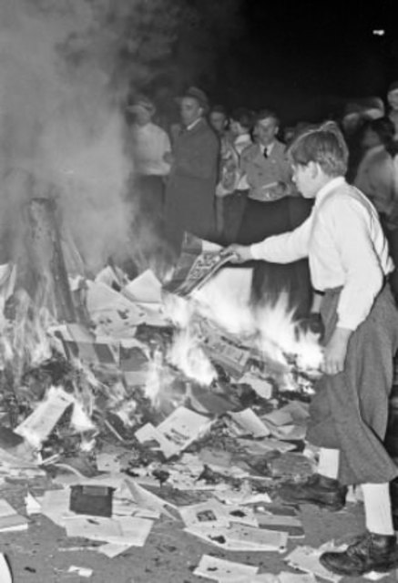 Auch Zeitschriften, Büsten und Plakate wurden ins Feuer geworfen. Symbolisch wollte man mit der Bücherverbrennung zeigen, dass diese Weltanschauung verpönnt und verboten waren. | Foto: Salzburg Museum/Stadtarchiv Salzburg/Fotoarchiv Franz Krieger