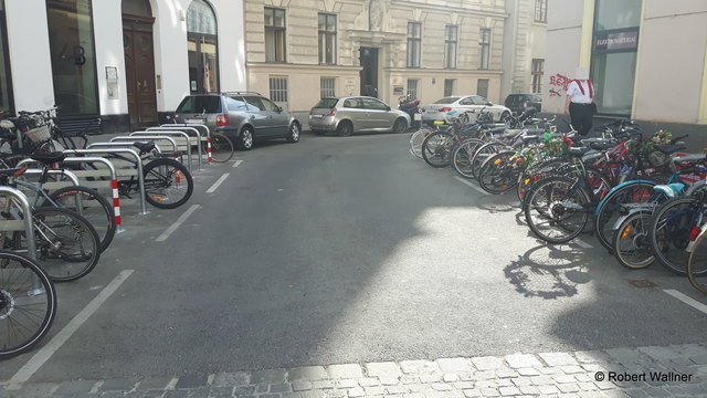rechts: die neuen Bügeln für 20 Fahrräder -                   links: die bestehenden Bügeln für 20 Fahrräder.