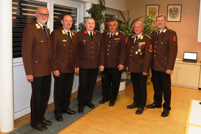 Kommandowechsel bei der Bezirksfeuerwehr: LBDS Hans Hatzl, ABI Herbert Kaszanics, HBI Wolfgang Kinelly, BR Adolf Lehner, BR Johann Binder, LBD Alois Kögl