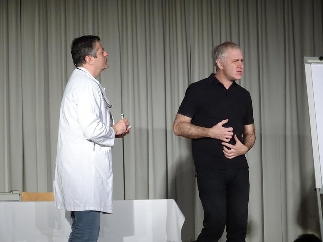 Der schwarze Patient bei der Beschreibung seiner Beschwerden.