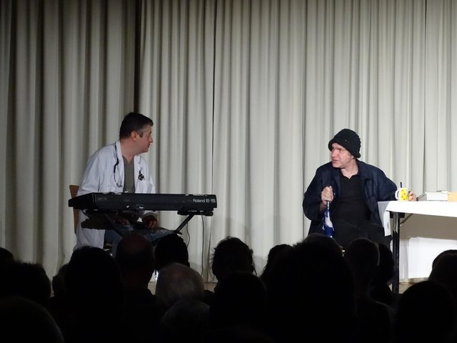 Musikalische Untermalung durch Herrn Doktor für Frau Kratochvil und ihre im Kaffee untergegangenen Kipferl.