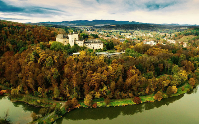 Malerischer Ausblick auf Burg Lockenhaus - sie bietet eine wahre Zeitreise in längst vergangene Zeiten. | Foto: flying-videos.at