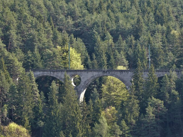 Eine weitere der vielen beeindruckenden Brücken, die neben den zahlreichen Tunnelbauten die Strecke der Mittenwaldbahn prägen