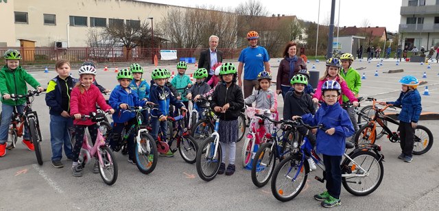 AUVA-Radworkshop der VS Paudorf mit Trainer Werner Millonig (Mitte), Bürgermeister Josef Böck, Direktorin Hedwig Felsner und Kinder der 1. Klasse.