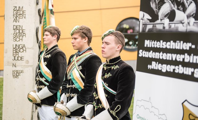 Mitglieder der Studentenverbindung "Riegersburg" vor dem Mahnmal der Opfer der Todesmärsche 1945 im Stadtpark Fürstenfeld.