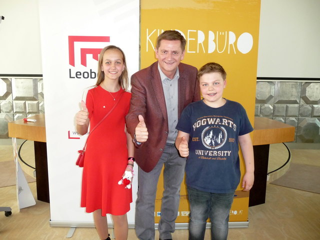 Die neuen Kinderbürgermeister der Stadt Leoben Nina Schaberl und Nils Breidenbach mit Bürgermeister Kurt Wallner.