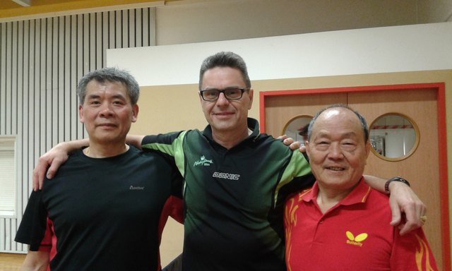 Helmut Stachowetz (Mitte Mannschaftsführer) mit QiuXiao Cheng (links) und Ni Yinguang - Gruppensieger 2016/17 auch heuer auf Aufstiegskurs !