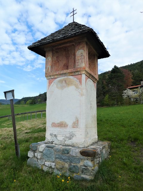 Diese PESTSÄULE erinnert an einen Geschäftsmann, der mit seiner Familie vor Jahrhunderten aus Hall in Tirol floh, als dort die Seuche wütete. Er selbst erkrankte zwar, wurde aber wieder gesund und ließ zum Dank dieses Denkmal errichten
