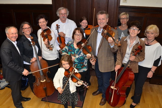 Der Verein "SO!Streich" tritt auf die Bühne. Unter der musikalischen Leitung von Johann Kirbisser (4.v.l.) gibt es ein erstes Konzert.