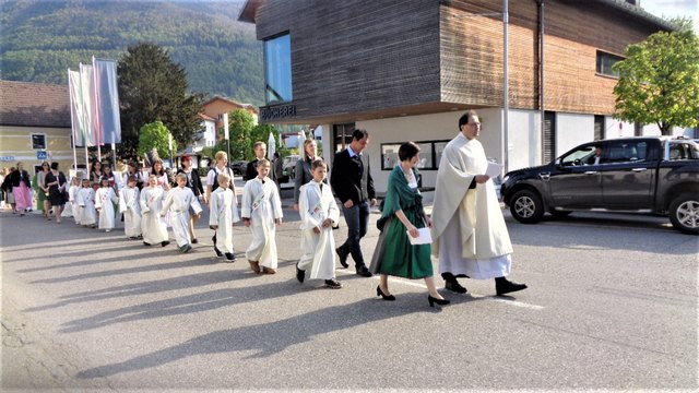 Grünau im Almtal: Der Festzug von der Gemeinde zur Pfarrkirche mit Hr. Pfarrer P. Leopold und den Erstkommunionkindern. Foto: Bamer Friedrich