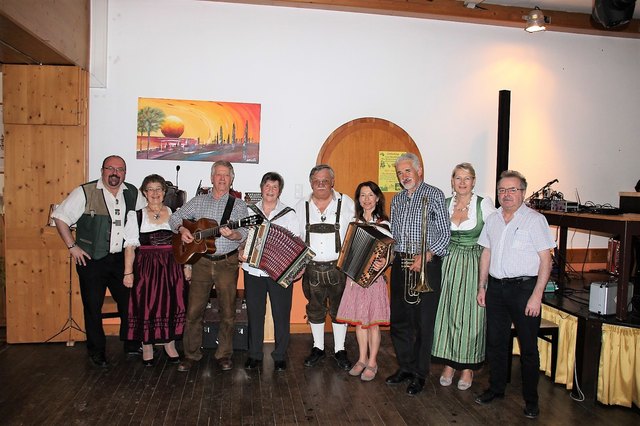 Links: Leo Teufl, Peperl Karner, Willi Hartl, Margaretha Krug, Josef Rathkolb, Christiana Schleifer, Franz Umgeher, Christine Teufl, Rudi Gattringer
(Fotos: J. & M. Rathkolb)