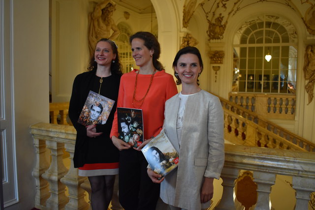 Intendantin Nora Schmid, Chefdirigentin Oksana Lyniv und die neue Ballettdirektorin Beate Vollack mit dem neuen OpernSaisonal.