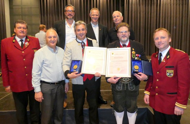 von links vorne) Otto Hauser (Obmann Musikbund Rattenberg und Umgebung), Landeskapellmeister Rudolf Pascher, Kapellmeister Michael Klieber (MK Reith - Goldmedaille mit Auszeichnung), Kapellmeister Wolfgang Marksteiner (MK Brandenberg - Goldmedaille mit Auszeichnung) und Bezirkskapellmeister Gerhard Guggenbichler (von links hinten) Philipp Kufner (Jury), Salzburgs Landeskapellmeister Christian Hörbiger (Jury) und Johnny Ekkelboom (Jury) bei der Bekanntgabe der Ergebnisse.