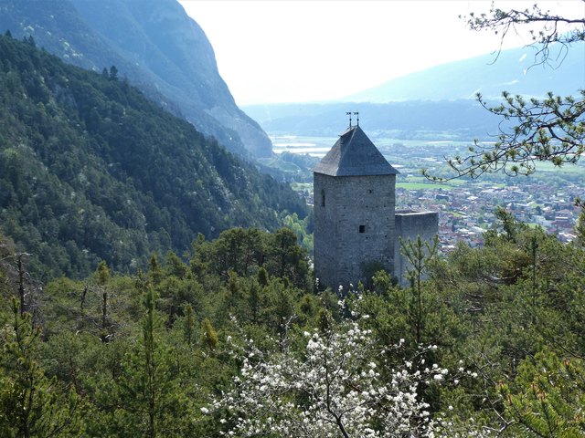 Blick auf die RUINE FRAGENSTEIN, die einst als Burg der Grafen von Andechs errichtet wurde, um die für den Salzhandel wichtige Strecke über den Seefelder Sattel zu überwachen. Bereits 1777 bestand von der Festung nur noch eine Ruine