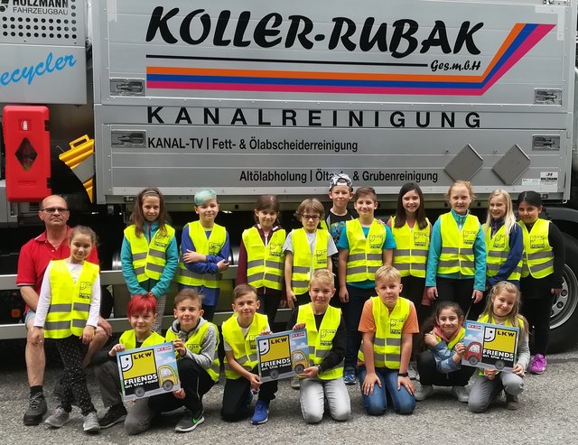 Lkw-Lenker Erwin Raffensperger mit den Kindern der 3. Klasse Volksschule Zemendorf