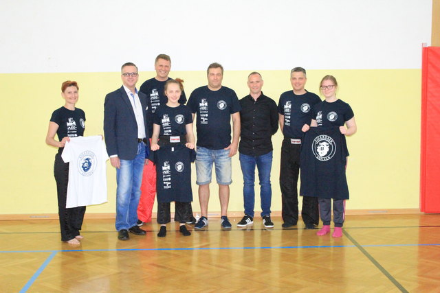 Bgm. Helmut Linhart und die Stadtgemeinde unterstützt die Kickboxer.