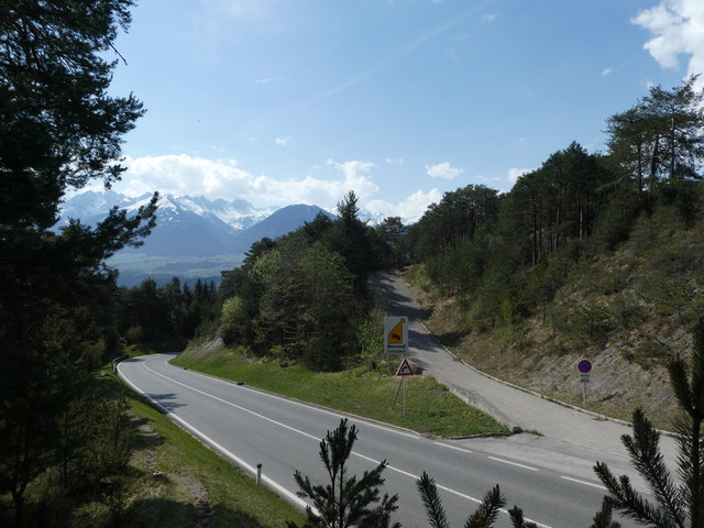 So leer sieht man die Seefelder Straße (B 177), die auf weniger als 4 Kilometer Länge 388 Meter Höhenunterschied zwischen Zirl im Inntal und Leithen auf dem Seefelder Plateau überwindet, selten