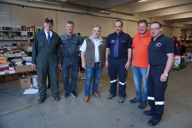 Abendverkauf mit Krawatte: Die freiwilligen Helfer mit OBR Gerald Derkitsch und Besuchern aus dem Feuerwehrbereich.