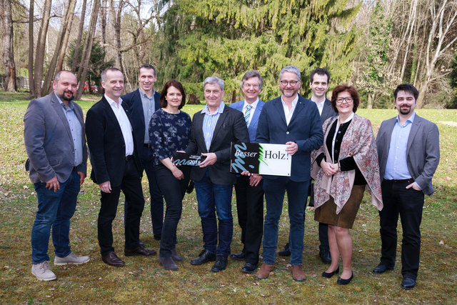 Die Meisterbetriebe mit Josef König (2.v.l.) und Landesinnungsmeister Oskar Beer (r.) | Foto: Besser mit Holz