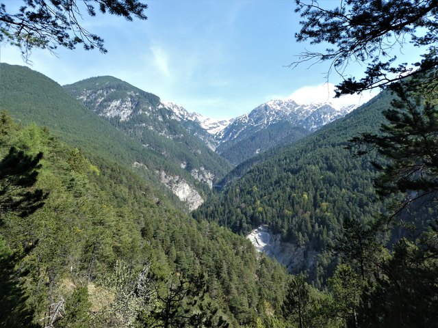 Blick über die enge Schlossbachklamm, die weit nach Norden ins Karwendelgebirge hineinreicht