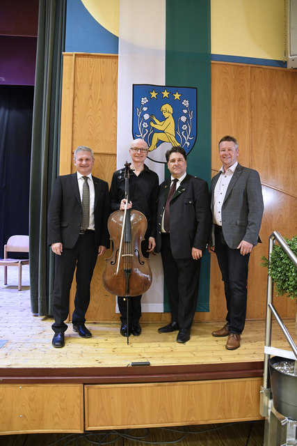 Solist des Abends Klaus Steinberger und Dirigent Johannes Wildner mit Bgm. Christian Sander und Kulturreferent Karl Tischler.