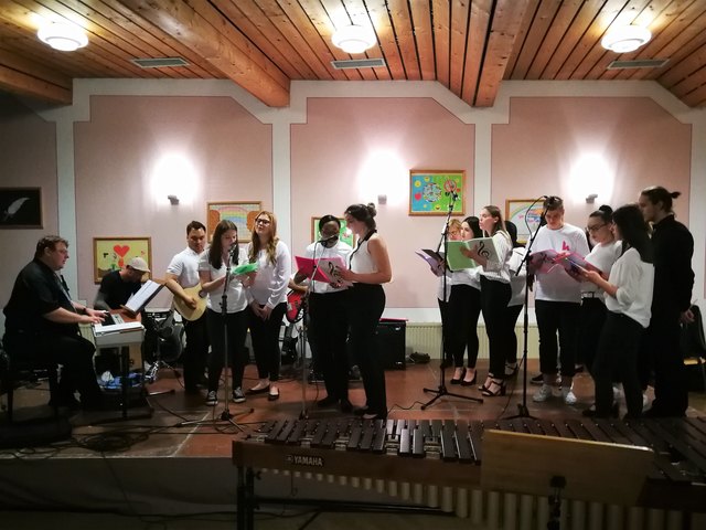 Voices of Hernals: Fulminantes Chrokonzert der Gäste aus Wien und der Schüler der Musikschule Ilz im Kulturhaus.