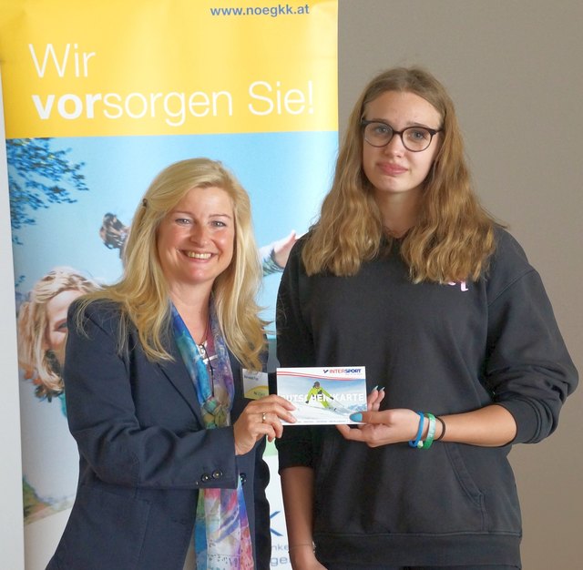 Bernadet Putz (NÖGKK) übergab an die Gewinnerin des Wissensquiz Kathi Kolbert einen Sportartikelgutschein