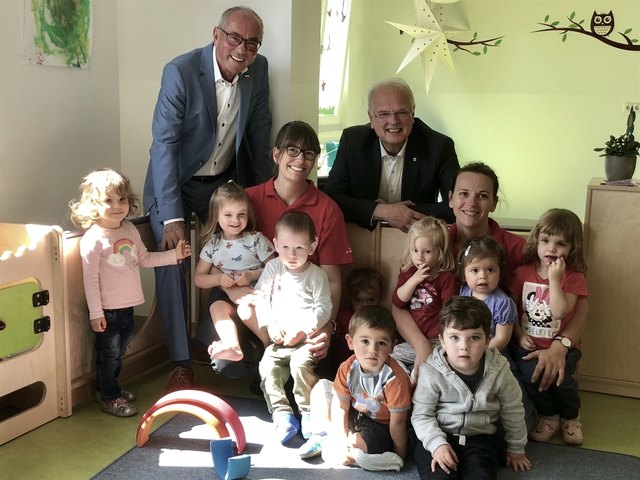NÖ-Volkshilfe-Präsident Ewald Sacher, Bürgermeister Reinhard Resch, die Kindergartenpädagoginnen Andrea Friedrich und Alma Hadzifiendic mit Kindern des Kinderhauses Krems.
